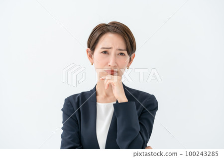 business woman thinking 100243285