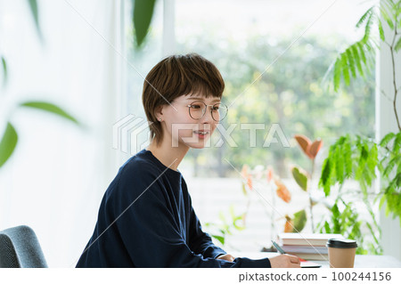 A young woman studying A young woman studying 100244156
