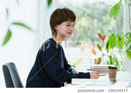 A young woman studying A young woman studying 100244157