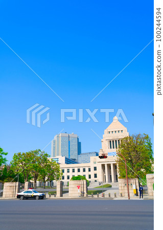 [Tokyo] May: Visit the National Diet Building with your family during Golden Week with a refreshing blue sky 100244594