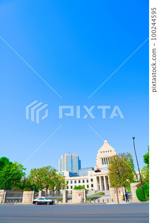 [Tokyo] May: Visit the National Diet Building with your family during Golden Week with a refreshing blue sky 100244595