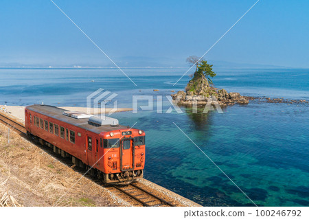 冰見線和雨晴海灘 100246792