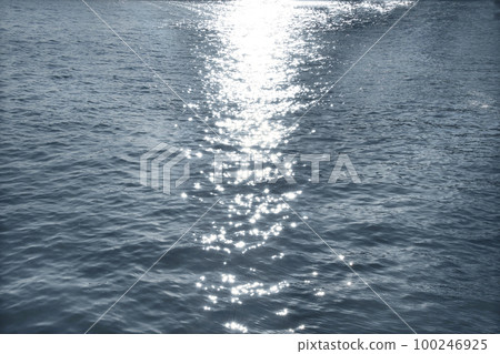 太陽的光輝像在水面上跳舞一樣時隱時現。閃閃發光彷彿跟著我走在橋上 太陽的光輝像在水面上跳舞一樣時隱時現。閃閃發光彷彿跟著我走在橋上 100246925