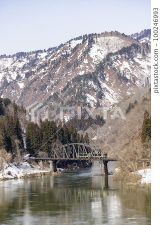 Scenery of the Tadami Line Train crossing the No. 4 Tadami River Bridge Kanayama Town, Fukushima Prefecture 100246993