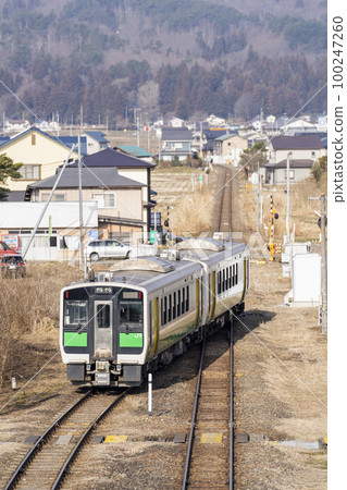 福島縣會津坂下町會津坂下站的只見線列車風景 100247260