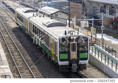 Scenery of the Tadami Line Train at Aizusakashita Station Aizusakashita Town, Fukushima Prefecture Scenery of the Tadami Line Train at Aizusakashita Station Aizusakashita Town, Fukushima Prefecture 100247265