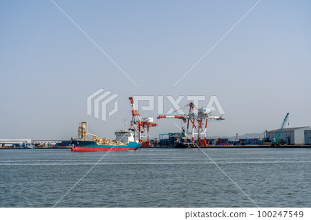 Departing ship and gantry crane at Kanazawa Port | Cargo port image | Kanazawa City, Ishikawa Prefecture Departing ship and gantry crane at Kanazawa Port | Cargo port image | Kanazawa City, Ishikawa Prefecture 100247549