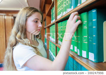 試圖從圖書館取書的澳大利亞女孩 試圖從圖書館取書的澳大利亞女孩 100247998