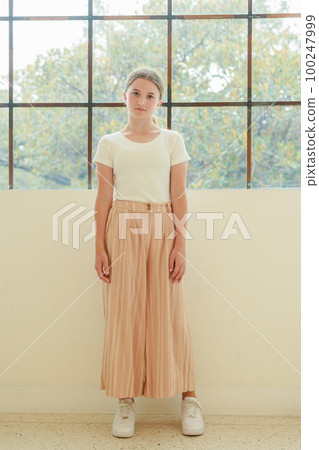 Cute Australian teenager portrait (vertical photo) 100247999