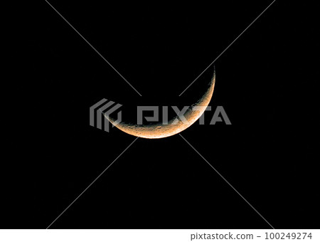 2月23日的新月，光影分界處清晰浮現的隕石坑 100249274