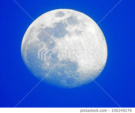 月亮，11.8歲，三月黃昏時分漂浮在西方天空 藍色隕石坑和白色隕石坑泰科 100249276