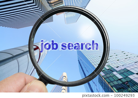 拿著放大鏡找工作的圖片 100249293