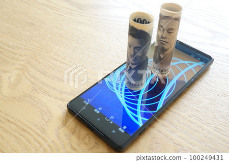 Image of charging money to a smartphone 100249431