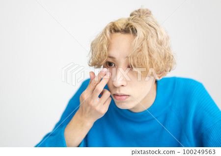 戴隱形眼鏡的男人 100249563