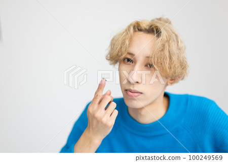 戴隱形眼鏡的男人 100249569