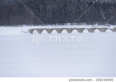 從結冰的額平湖看到的陶秋別橋 從結冰的額平湖看到的陶秋別橋 100250406