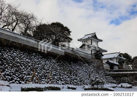 [Ishikawa Prefecture] Snowscape of Kanazawa Castle 100251017