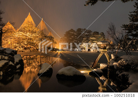 [Ishikawa Prefecture] Kenrokuen Garden Lantern Snow Illumination 100251018