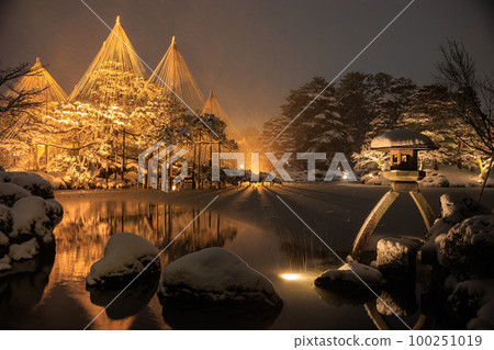 [Ishikawa Prefecture] Kenrokuen Garden Lantern Snow Illumination 100251019