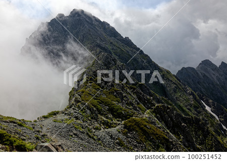 Mt. Maehotaka with clouds seen from Tsuriridge 100251452