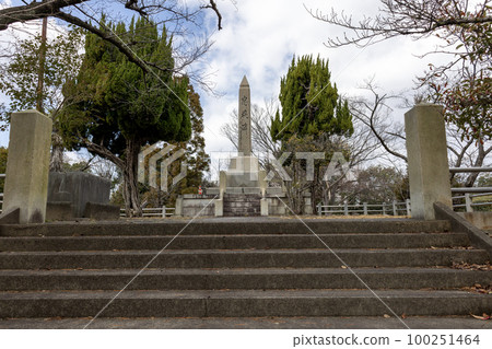 Loyalty Monument in Katayama Park, Suita City, Osaka Prefecture (photographed on February 25, 2023) 100251464