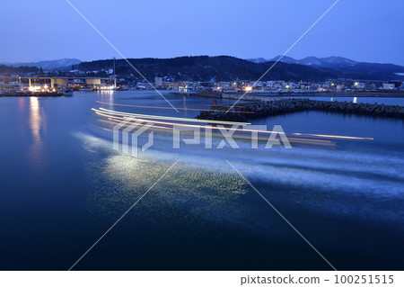 Photographing the scenery of fishing boats returning to Okube fishing port in Yakumo-cho, Hokkaido in early spring Photographing the scenery of fishing boats returning to Okube fishing port in Yakumo-cho, Hokkaido in early spring 100251515
