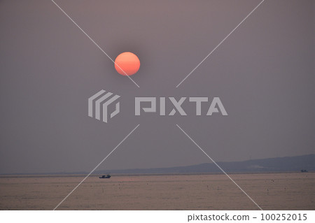 早春在北海道森町拍攝漁船和日出 100252015