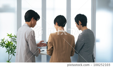 人們在辦公室開會 人們在辦公室開會 100252103