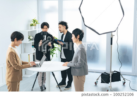 Interview recording cameraman 100252106