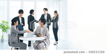 一群商務人士握手 100252109