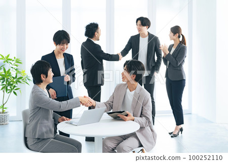 一群商務人士握手 100252110