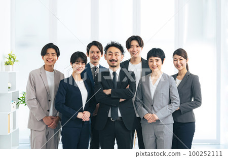 來自不同世代的商人團體 100252111
