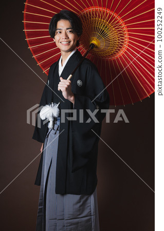 一個穿著帶徽章的袴的男人，一把日本傘 100252249