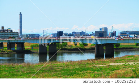 Shikahama Bridge (Adachi Ward, Tokyo) and the Arakawa River seen from the Arakawa Bank Shikahama Bridge (Adachi Ward, Tokyo) and the Arakawa River seen from the Arakawa Bank 100252258