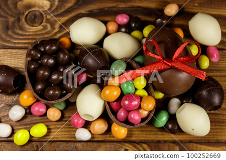 Easter composition with chocolate eggs on wooden background Easter composition with chocolate eggs on wooden background 100252669