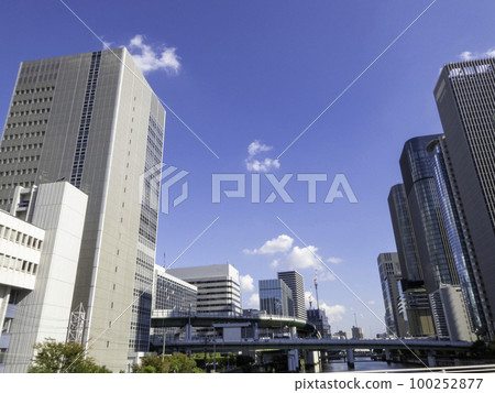 Daytime town of Osaka seen from Nakanoshima, Osaka 100252877