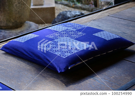 The residence of the Takita family, a shipping agent (Tokoname City, Aichi Prefecture) and cushions 100254990