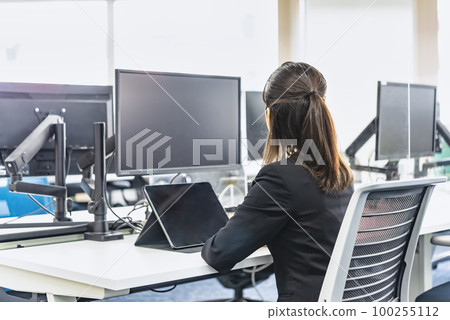 在免費地址辦公室工作的女性的圖像剪輯 在免費地址辦公室工作的女性的圖像剪輯 100255112