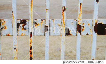 生鏽的門和生鏽的鏈條的風景 生鏽的門和生鏽的鏈條的風景 100256058
