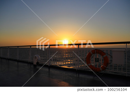 在太平洋和紅色波浪的日落 在太平洋和紅色波浪的日落 100256104