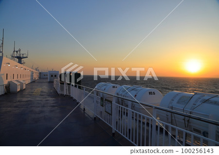 Sunset over the Pacific from the ferry 100256143