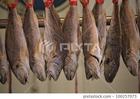 Salt-dried fish (ham yui) sold in the "seafood town" in the west of Tokusuke-do, Hong Kong. It was cheap before but now expensive 100257073