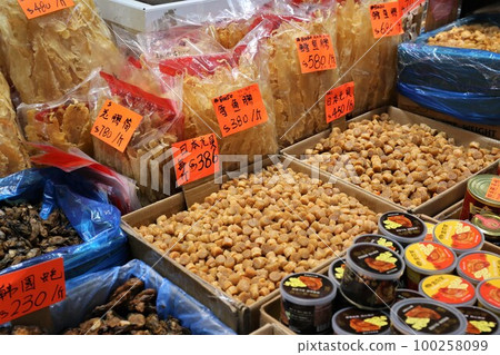 香港德輔堂西面的一家干貝和鹽乾魚的商店。有些人不知道該用哪種菜 100258099