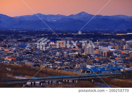 日落時分的岩手縣北上市市北上市 100258770