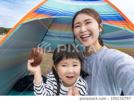 一家人在帳篷裡自拍(露營/野餐) 一家人在帳篷裡自拍(露營/野餐) 100258797
