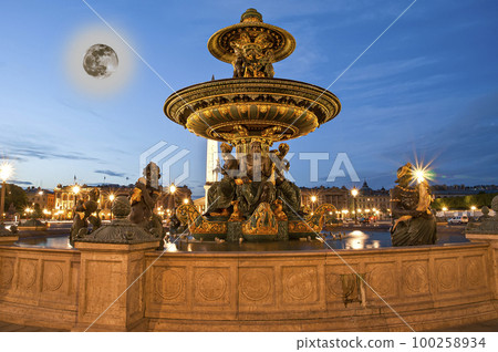 Fountain at the Place de la Concorde in Paris by night (with the moon), France Fountain at the Place de la Concorde in Paris by night (with the moon), France 100258934