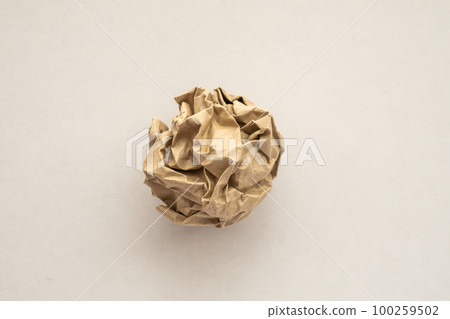 Crumpled recycle brown paper ball 100259502