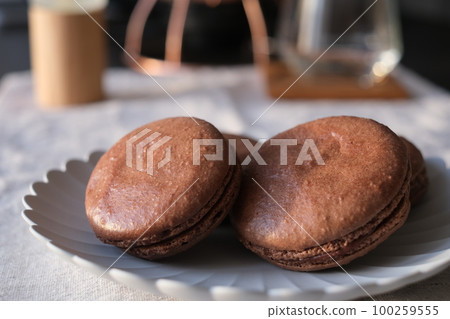 Challenge to make macarons. chocolate flavor. It became quite sweet, but it was delicious! 100259555