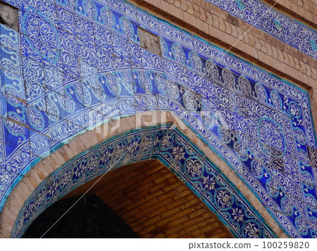 [Uzbekistan] A building in Ichan Kala (Khiva) decorated with mosaic tiles with plant patterns 100259820