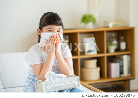 患有花粉熱的小學生 100259870